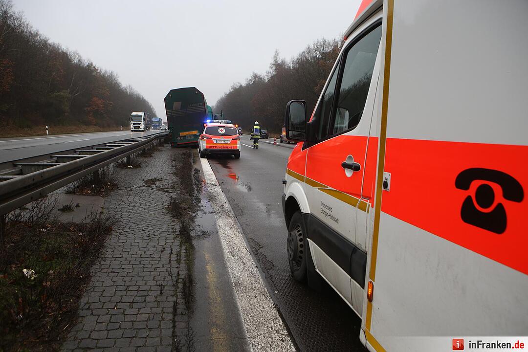 Kilometerlange Staus nach Lkw-Unfall auf der A3 - Fahrer erleidet wŠhrend Fahrt Herzinfarkt