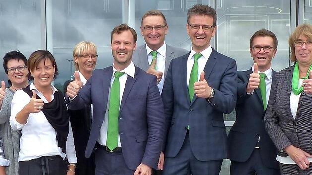 Bereichsleiter Hubert Carl, Direktor Christian Grebner und der stellvertretende Personalratsvorsitzende Jörg Scheffel (Bildmitte) gratulierten den Jubilaren der AOK-Direktion Coburg.  Foto: privat