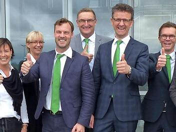 Bereichsleiter Hubert Carl, Direktor Christian Grebner und der stellvertretende Personalratsvorsitzende Jörg Scheffel (Bildmitte) gratulierten den Jubilaren der AOK-Direktion Coburg.  Foto: privat