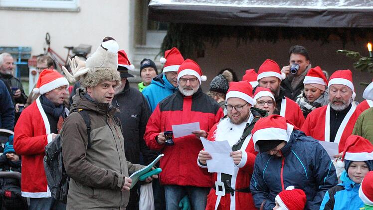 Mit 75 Teilnehmern im Weihnachtsmann-Kostüm spielte der Wildfleckener Musikzug auf. Foto: Sebastian Schmitt