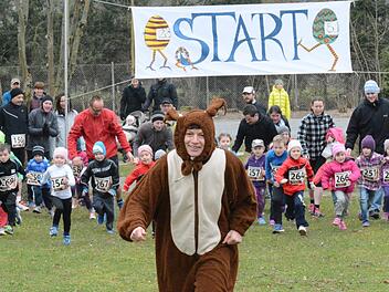 Diesmal läuft der Osterhase nicht in Hammelburg: Der traditionelle Osterlauf (im Bild eine Szene aus dem Jahr 2015) fällt in diesem Jahr aus. Zu hoch seien die Nebenkosten. Auch ein Organisator fehlt den "Tausendfüßlern".ssp, Archiv