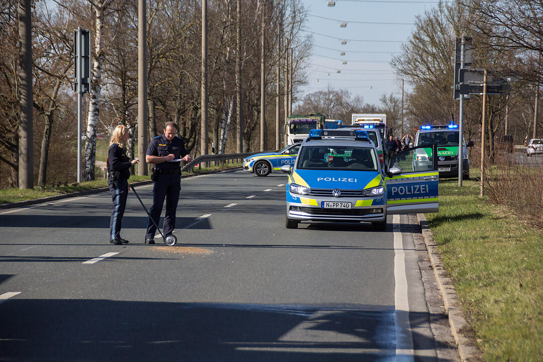 Frontal von Lkw erfasst –  Fußgänger schwebt nach Unfall in Nürnberg in Lebensgefahr