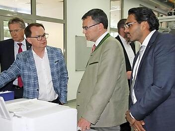 Sie waren beeindruckt von der Horst Scholz GmbH & Co. KG. Im Bild von links: Der IHK-Vorsitzende Kronach, Hans Rebhan, technischer Leiter Karl-Herbert Ebert, Minister für Bundesangelegenheiten Florian Herrmann und der Vorsitzende der Dr. Schneider Geschäftsführung, Parag Shah. Foto: Veronika Schadeck