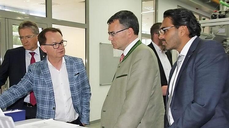 Sie waren beeindruckt von der Horst Scholz GmbH & Co. KG. Im Bild von links: Der IHK-Vorsitzende Kronach, Hans Rebhan, technischer Leiter Karl-Herbert Ebert, Minister für Bundesangelegenheiten Florian Herrmann und der Vorsitzende der Dr. Schneider Geschäftsführung, Parag Shah. Foto: Veronika Schadeck