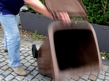 Der Nachbar soll die Mülltonne umgekippt haben. Deshalb schlug ein Mann in Adelsdorf zu. Am Mittwoch war Termin vor Gericht. Symbolbild: Christian Bauriedel
