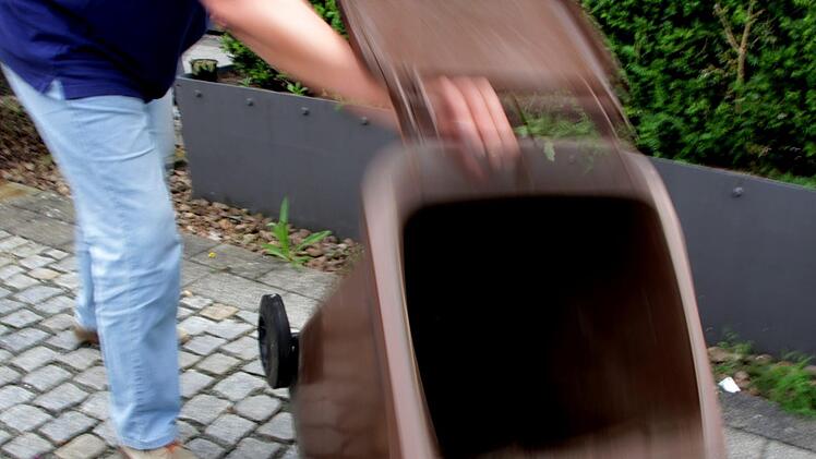 Der Nachbar soll die Mülltonne umgekippt haben. Deshalb schlug ein Mann in Adelsdorf zu. Am Mittwoch war Termin vor Gericht. Symbolbild: Christian Bauriedel