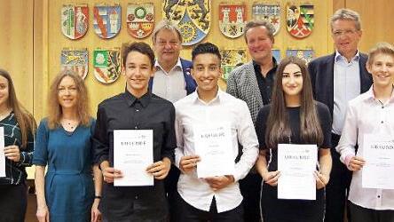 Die erfolgreichsten Absolventen der Mittelschule zusammen mit Schulamtsdirektorin Gisela Rohde (Dritte von links), Landrat Klaus Löffler (rechts) und weiteren Ehrengästen  Foto: Heike Schülein