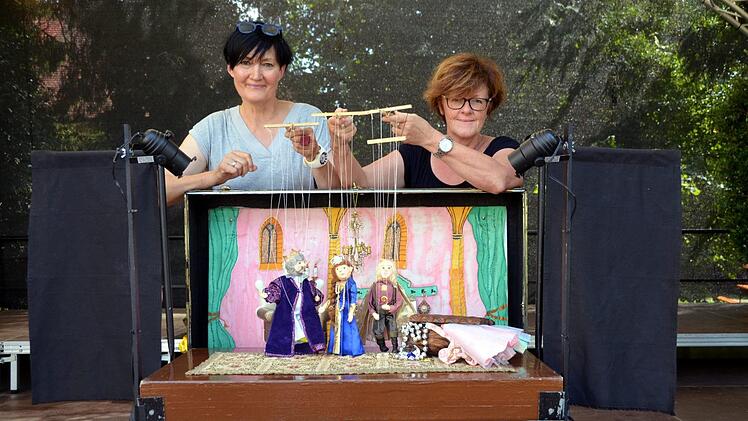 Ingeborg Blos & Bettina Keller mit "Lari Fari", ihrem Marionettentheater für kleine Leute.Peter Rauch