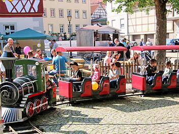 Die Nostalgie-Eisenbahn ist jedes Jahr die ganz große Attraktion für kleine  Buben und Mädels. Sie wird übrigens von der Stadt finanziert. Foto: Dieter  Britz