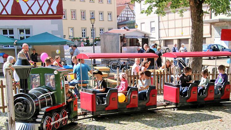 Die Nostalgie-Eisenbahn ist jedes Jahr die ganz große Attraktion für kleine  Buben und Mädels. Sie wird übrigens von der Stadt finanziert. Foto: Dieter  Britz