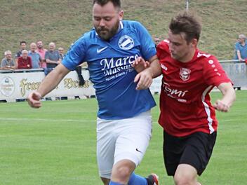 Packende Zweikämpfe lieferten sich in der Vorrunde im Derby der Eberner Daniel Scharting (rechts) und Philip Mölter von den Spfr. Unterpreppach. Foto: Dietz