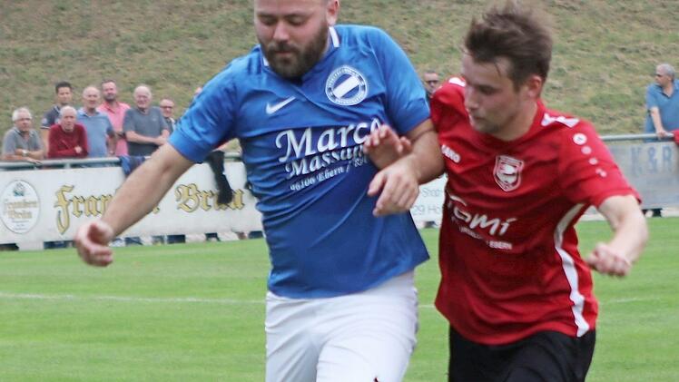 Packende Zweikämpfe lieferten sich in der Vorrunde im Derby der Eberner Daniel Scharting (rechts) und Philip Mölter von den Spfr. Unterpreppach. Foto: Dietz