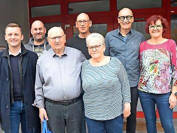 Gratulation zum 80. Geburtstag von Reinhold Wicklein in Pressig. Vorne von links Bürgermeister Stefan Heinlein, Jubilar Reinhold Wicklein, Ehefrau Hildegard Wicklein, hinten von links die Söhne, Christian, Heiko und Udo Wicklein sowie Schwiegertoc...