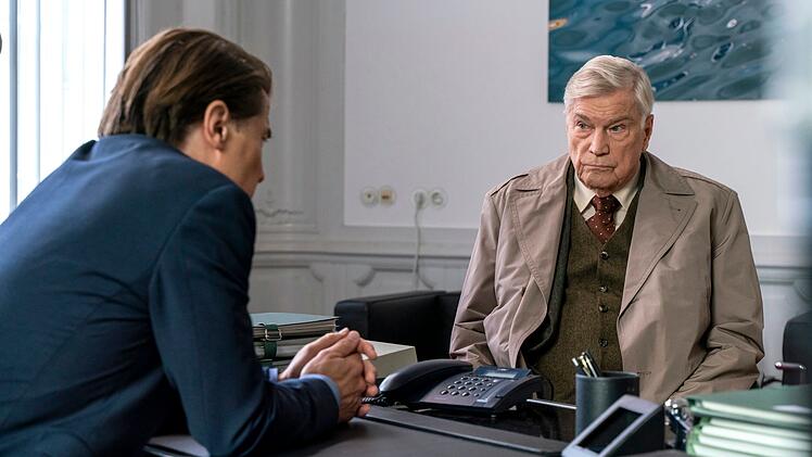 Hanno (Wolfram Grandezka, links) muss seinen Beinahe-Schwiegervater Werner (Jochen Busse) aus einer misslichen Lage befreien - nur Hannos Freundin und Werners Tochter Eva weiß nichts von dem dubiosen Deal.