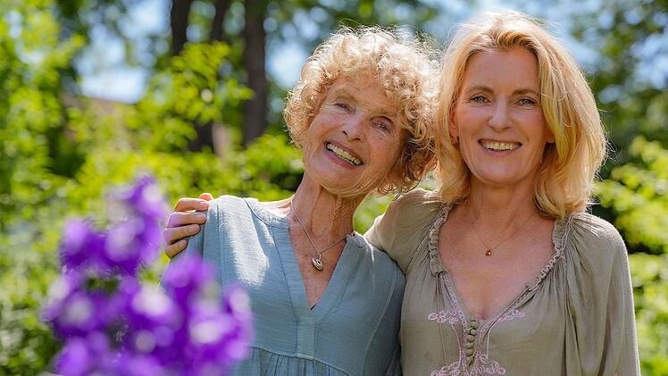 Geteilte Liebe zur Natur: Maria Furtw&auml;ngler besucht ihre Mutter Kathrin Ackermann in deren Garten.