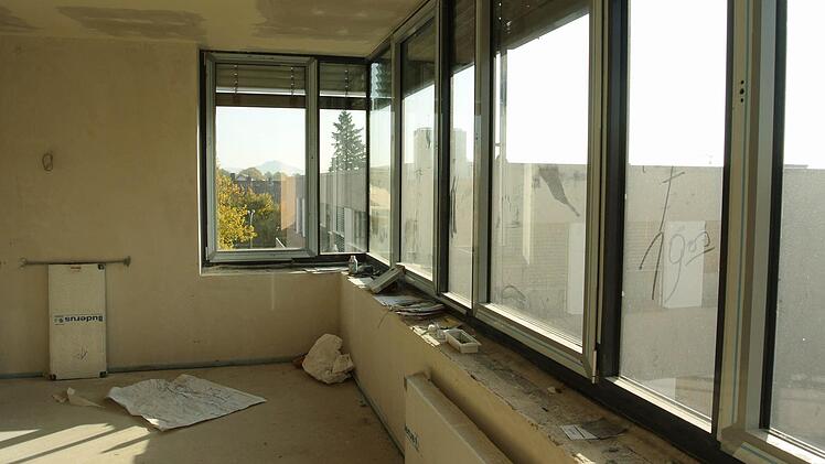 Fast schon so etwas wie Luxus: Mit Eckfenster und herrlichem Ausblick auf die Hohe Wann. Blick aus dem Patientenzimmer im Neubau in Haßfurt.