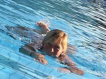 Anja Steinrichter aus Eichelberg zieht jeden Dienstagmorgen einige Bahnen, ehe sie sich im Büro an ihren Schreibtisch setzt.Fotos: Ralf Kestel