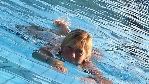 Anja Steinrichter aus Eichelberg zieht jeden Dienstagmorgen einige Bahnen, ehe sie sich im Büro an ihren Schreibtisch setzt.Fotos: Ralf Kestel