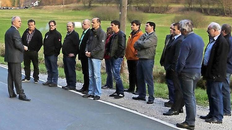 Bürgeremeister Grüner (l.) und die Obertrubacher Gemeinderäte sprechen bei einem Ortstermin ein weiteres Mal über den OD-Stein.  Foto: Galster
