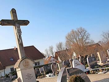 Das Grundwasser bereitet am Aischer Friedhof einige Schwierigkeiten.  Foto: Sabine Memmel