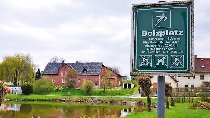 Am Bolzplatz neben den Teichen finden in Thann die Feierlichkeiten statt.