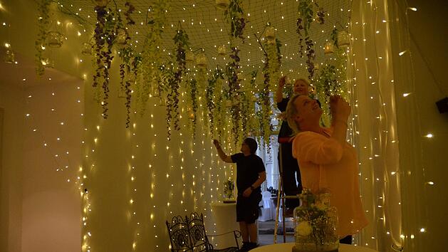 Dem Brautpaar soll ein m&auml;rchenhafter Einzug in den Saal geboten werden. Fotos: Rainer Lutz
