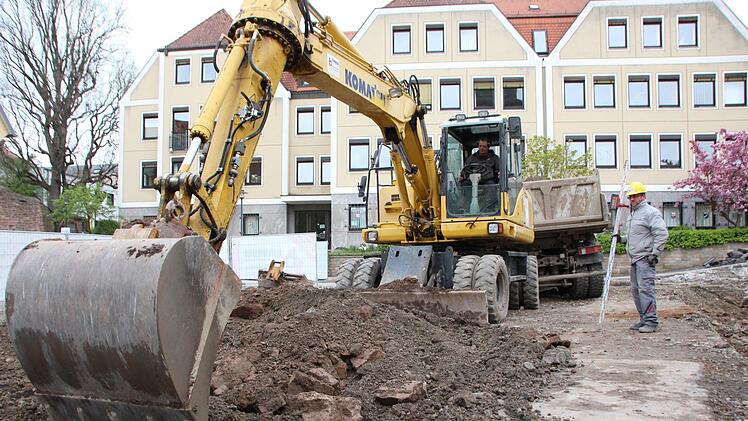 Wom&ouml;glich hat die Sonne eine renterin im Kreis Ansbach geblendet, als diese gegen einen parkenden Bagger fuhr. Symbolbild: Archiv