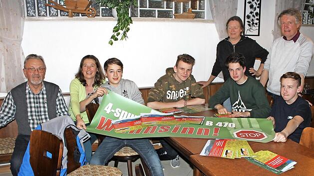 "Junge Biwo" und Vorstandsmitglieder der "Biwo" machen in der Gr&uuml;ndungsversammlung 2500 neue Faltbl&auml;tter versandfertig.  Foto: privat