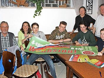 "Junge Biwo" und Vorstandsmitglieder der "Biwo" machen in der Gründungsversammlung 2500 neue Faltblätter versandfertig.  Foto: privat