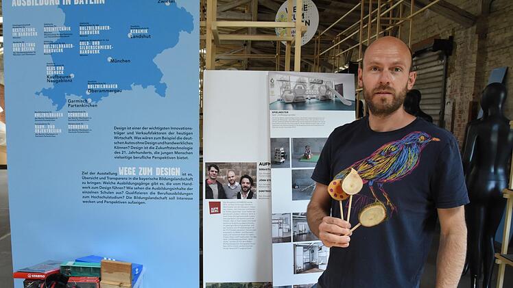 Jörn Stelzner präsentiert Lollis, die ab morgen mit den Kindern gebastelt werden sollen. Er ist gerade dabei die Kinderecke zu erbauen. Fotos: Christoph Wiedemann