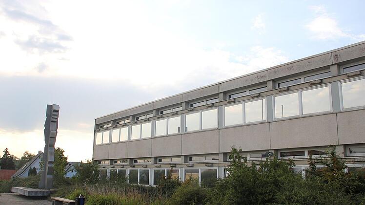 Außenbereich der Schule: Die Gebäudestruktur ist marode, die Fensterrahmen etwa nahezu durchgehend morsch. Eine Generalsanierung ist unumgänglich.