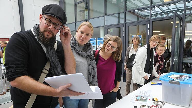 Rund 80 Lehrerinnen und Lehrer aus Franken probierten beim KLARTEXT!-Lehrermedientag im Verlag der Mediengruppe Oberfranken Lernprogramme aus. Foto: Barbara Herbst