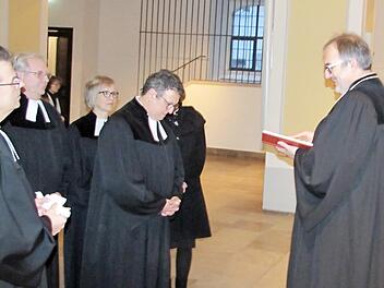 Dekan Andreas Kleefeld (vor dem Altar) führte Pfarrer Eckard Fischer in sein Amt als Schulrefent des Dekanates Coburg ein.  Foto: Martin Koch