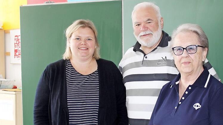 Claudia Engemann, Wolfgang Mehrer und Ilse Foegelle im Klassenzimmer der Mittelschule Foto: Carmen Schwind