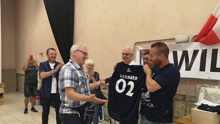 Gerhard Nägler, dem Präsident des Komitees für Europäische Kontakte erhielt als Dank für die Organisation das offizielle T-Shirt der diesjährigen "Fête votive".  Foto: Marion Eckert