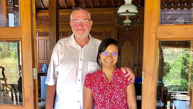 Dewi und Klaus P&auml;hler haben sich auf Bali ein Holzhaus bauen lassen.  privat