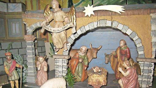 Blick auf die Barockkrippe in der St. Jakobus-Kirche, in der das Weihnachtsgeschehen aufgebaut ist.