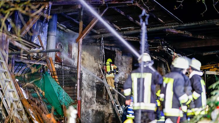 Feuer in Höfen: Stall mit 50 Rindern in Vollbrand löst Großeinsatz aus