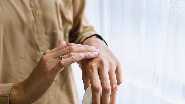 Urea-Cremes helfen bei trockener Haut.