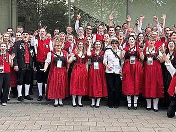Die beiden Orchester freuen sich über ihre hervorragenden Erfolge nach ihren Auftritten.