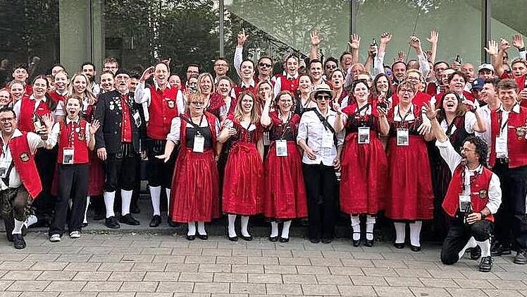 Die beiden Orchester freuen sich über ihre hervorragenden Erfolge nach ihren Auftritten.