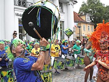 Samba-Festival in „Coburg Cobana“: Die Bamberger Gruppe „Bateria quem é“ mit Oberpfeifer Albert Fuchs