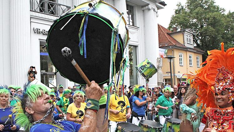 Samba-Festival in „Coburg Cobana“: Die Bamberger Gruppe „Bateria quem é“ mit Oberpfeifer Albert Fuchs
