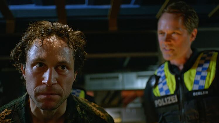 Mattes (Matthias Schloo, rechts) ist Clubbesitzer Remo (Ludwig Trepte, links) auf der Spur.