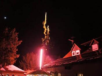 Zum Dank für Friedel Beck und Ruth Kuhn brannten die Röttenbacher Wanderfreunde ein Feuerwerk ab.  Fotos: Heike Reinersmann