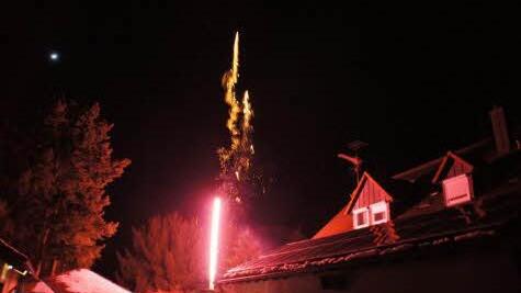 Zum Dank für Friedel Beck und Ruth Kuhn brannten die Röttenbacher Wanderfreunde ein Feuerwerk ab.  Fotos: Heike Reinersmann