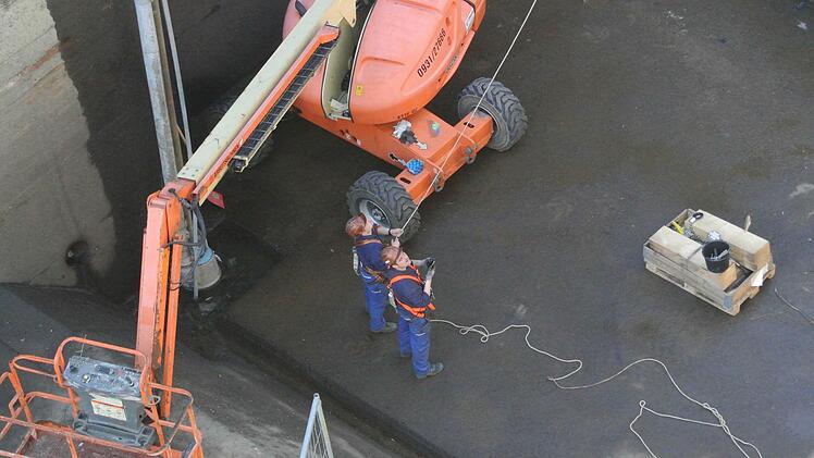 Am Grund der Schleusenkammer.