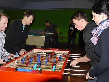 Die gemeinsame Kickerpartie gehört zum Jugendclub. Es spielen (von links) Hans Kuhn, Karl Karbach, Jannick und Juliane Tesch.  Foto: Pauline Lindner