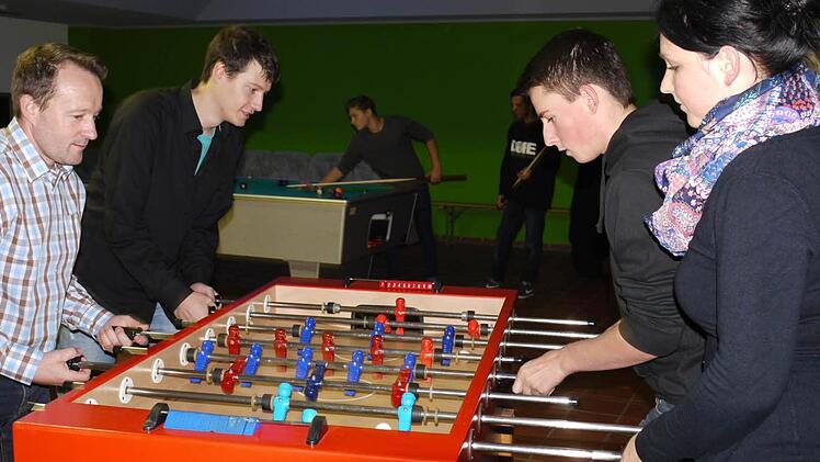 Die gemeinsame Kickerpartie gehört zum Jugendclub. Es spielen (von links) Hans Kuhn, Karl Karbach, Jannick und Juliane Tesch.  Foto: Pauline Lindner