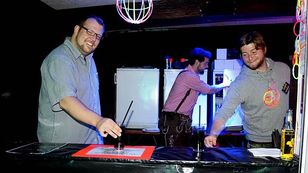 Damit eine Bar l&auml;uft, m&uuml;ssen die Aufgaben klar verteilt sein und alle an einem Strang ziehen. Von links: Christopher, Christoph und Florian.  Foto: Sarah Dann